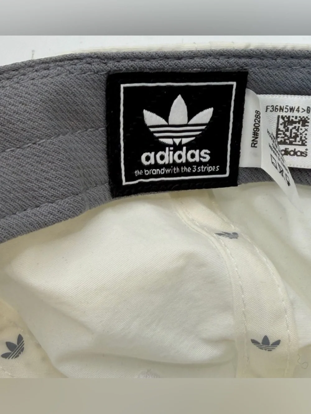 adidas it features